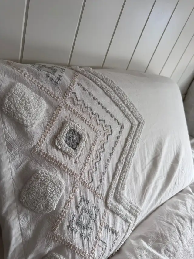 Brunelli duvet cover and 2 pillow case - queen size.  in Bedding in Ottawa - Image 3
