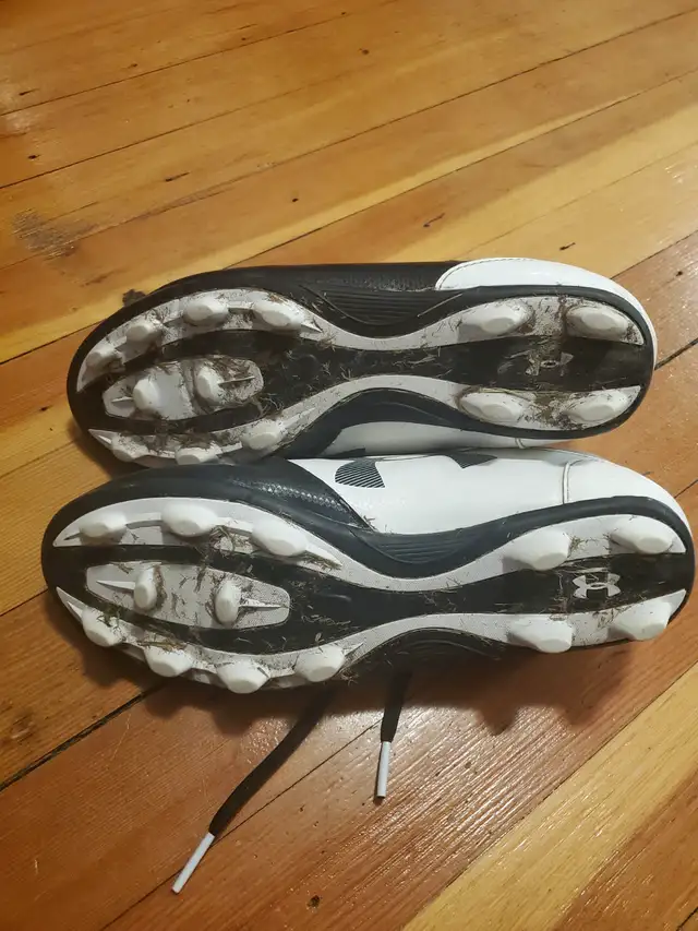 Kids Under Armor soccer shoe size 4 in Kids & Youth in Ottawa - Image 4