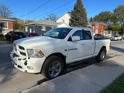 4x4 V8 5.7 HEMI Well maintained and reliable truck. Mecanique A1. Comes with AC, GPS, Remote starter...