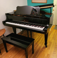 Piano à queue Young Chang  modèle TG-150,  5 pieds, noir.