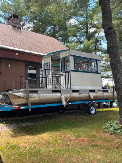 Rear centre console 2004 Sweetwater pontoon barge. 2007 15hp Mercury 4 stroke outboard with electric...