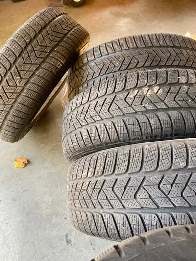 Pneus d’hiver Pirelli Scorpion sur jantes RTX 5x114.3 grandeur 245/60R18 bons pour encore deux hiver...