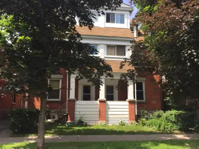 PARKDALE/ GLADSTONE : IRVING AVE : 1 BEDROOM