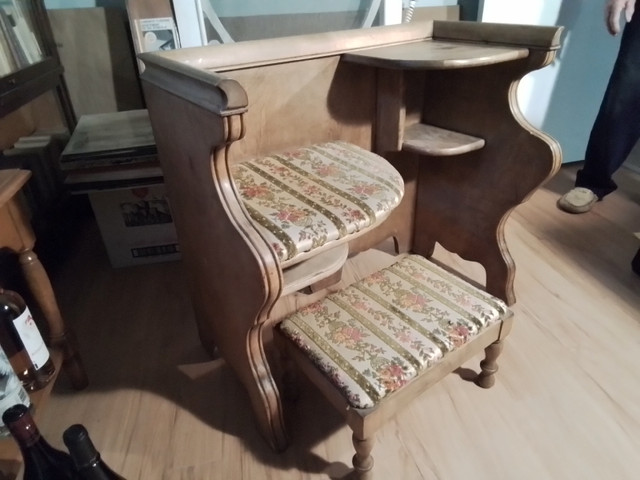 Meuble antique et son tabouret  dans Autres tables  à Sherbrooke - Image 2
