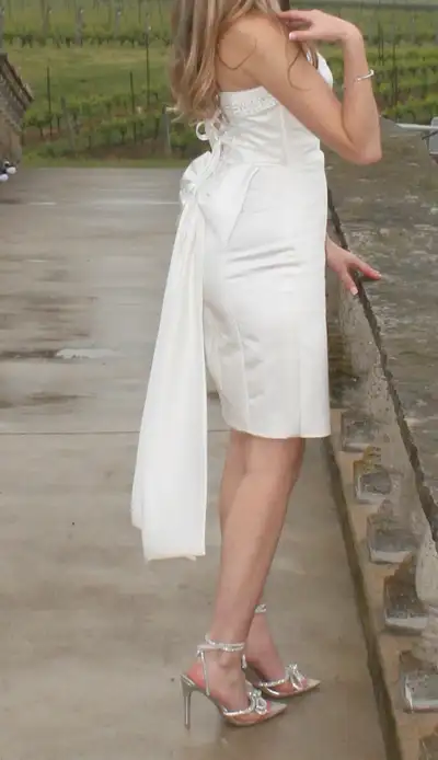 Size small Comes with detachable bow Detachable puff sleeves Like new, worn for 2 hours