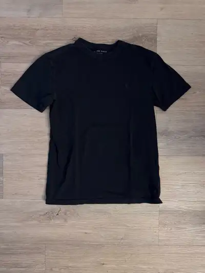 Ce t-shirt noir American Eagle de taille S est un ajout polyvalent à toute garde-robe. Il a été port...