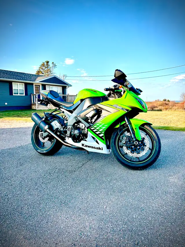2010 Kawasaki Ninja zx10r in Sport Bikes in Summerside - Image 3