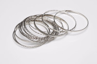 Lot de bracelets en métal argenté (neufs)
