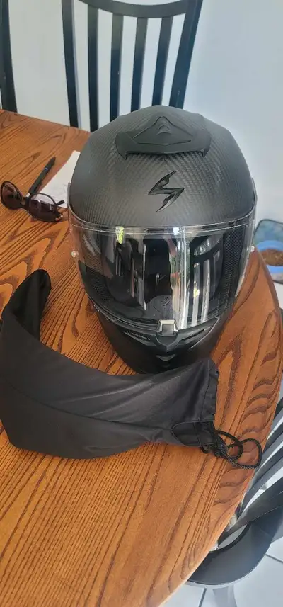 Casque de moto scorpion r1 carbone payé 800$. Presque pas servi. Il vient avec une visière teinté. N...