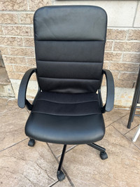 Office/gaming chair plack faux leather.