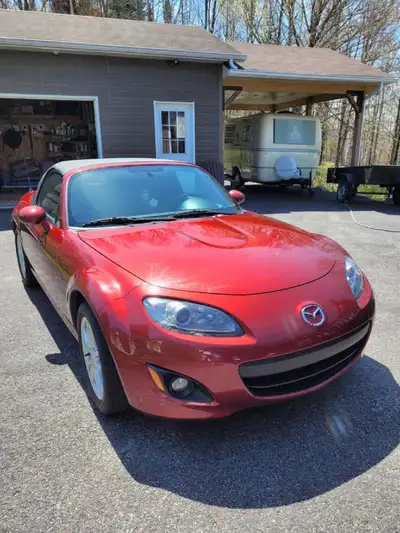 Mazda mx5 2009 1 seul propriétaire jamais sortie hiver comme neuf ..86 000 km . Manuel .Faut voir ....