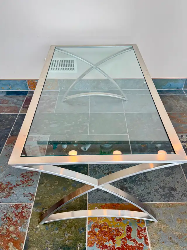 2 Tables de salon modernes verre et métal (années 1990). in Coffee Tables in Longueuil / South Shore - Image 3