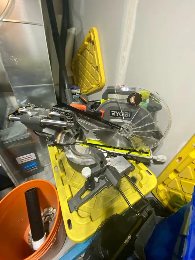 compound 12 inch miter saw in Power Tools in Calgary - Image 2