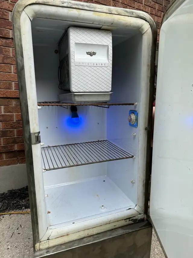 1952 Frigidaire- Bare-Metal Showpiece (Non-Working/Display) in Arts & Collectibles in Kitchener / Waterloo - Image 6