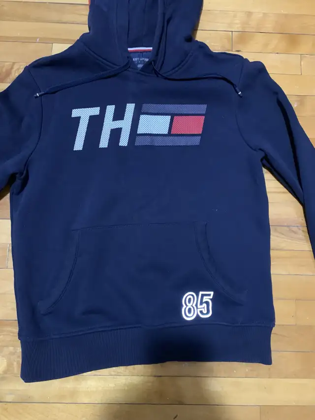 Tommy Hilfiger hoodie ( size small) in Men's in Oshawa / Durham Region - Image 3