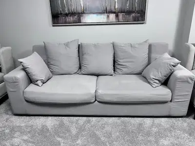 This couch is 4 years old and is in mint condition. Very gently used (stored in the basement with li...