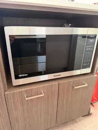 Four micro-ondes Panasonic 3 ans d utilisation seulement Longueur 20 pouces Hauteur 12 pouces Profon...