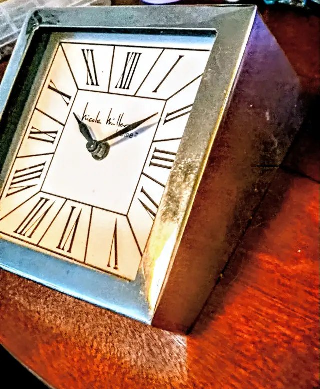 Table Clock time piece in Home Décor & Accents in North Bay - Image 2