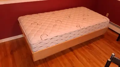 Lit simple + Matelas + Structure en bois – Excellent état, View more