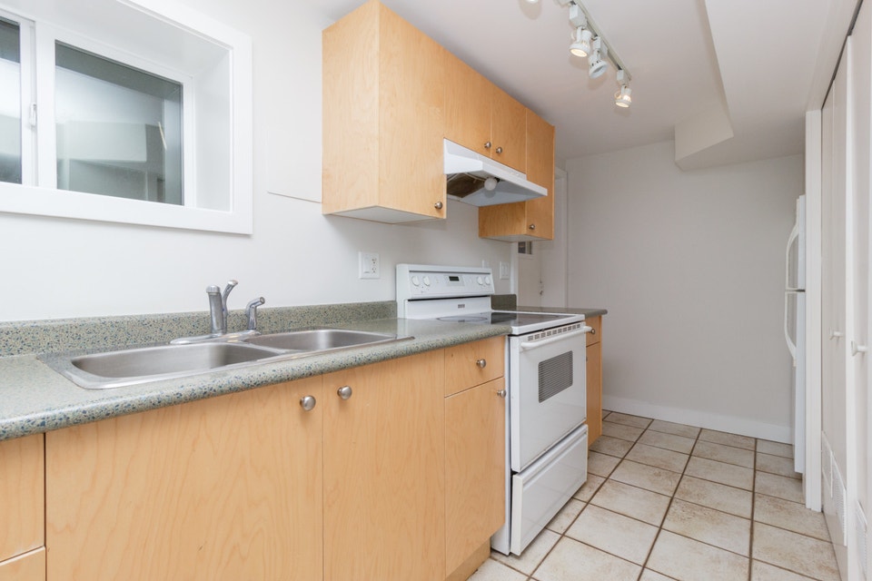 Lovely Central 2Bed + 1Bath Suite on Quiet Street w/ Patio 2