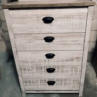 This is a 5 drawer chest in grey, perfect for adding storage to any room. It's in good condition and...