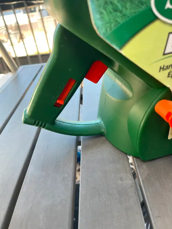Scotts: Manual seeder in Outdoor Tools & Storage in Burnaby/New Westminster - Image 6
