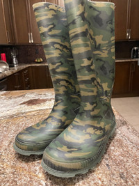 Boys camo rain boots size 5