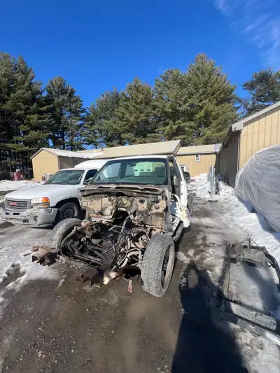 Je vends un châssis de pick-up GMC 2500HD de 2005. Il est en état usagé, mais il reste une base soli...