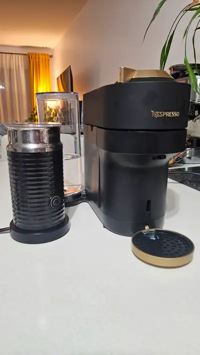 Cafetière Nespresso et mousseur du lait, View more
