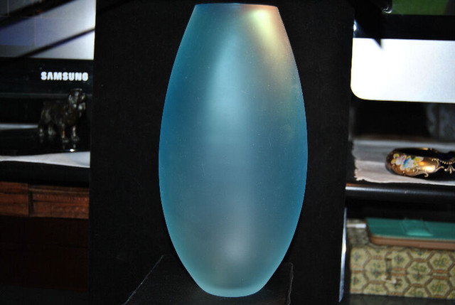Murano Italy Vase Blue in Arts & Collectibles in Vancouver - Image 3