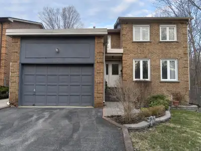 A spacious room available for rent in a two-storey home. Shared facilities; internet available. A ve...