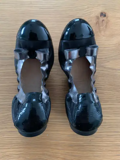 Ballerines extensibles en cuir verni noir FERRAGAMO - Grandeur 5, View more