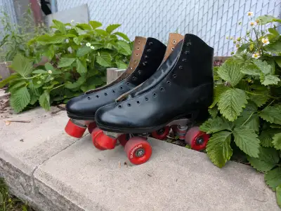 Négociable Patins à roulettes Dominion noirs en cuir Grandeur 10 Légèrement usés. À peine utilisé. I...