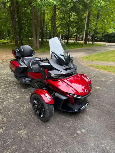 Spyder RT bas millage. Come neuf. Siege et pognées chauffante. Parebrise adjustable électrique. Haut...