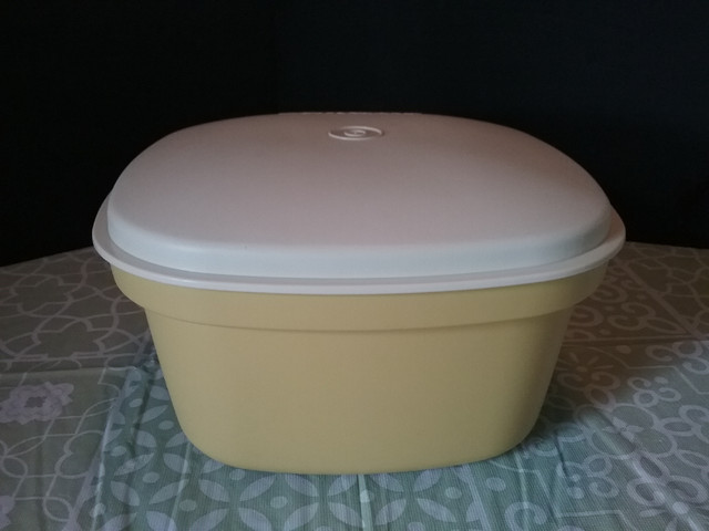 Vintage Tupperware - Steamer Container (Missing Basket) 888-9 in Kitchen & Dining Wares in Oshawa / Durham Region