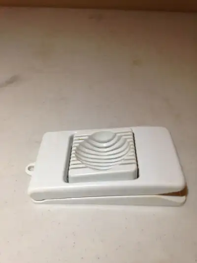 Photo #1 et #2 Appareil pour trancher les oeufs PRIX:$1.00 Photo #3 et #4 Trois spatules et cuillièr...