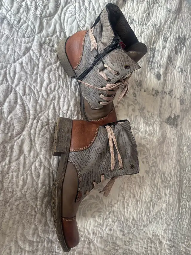 Fashion boots in Women's - Shoes in Grande Prairie - Image 3
