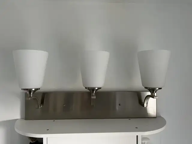 Bathroom light fixture in Indoor Lighting & Fans in Kitchener / Waterloo - Image 3