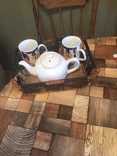 1 théière,2 tasses et un panier en rotin le tout pour 20$, View more