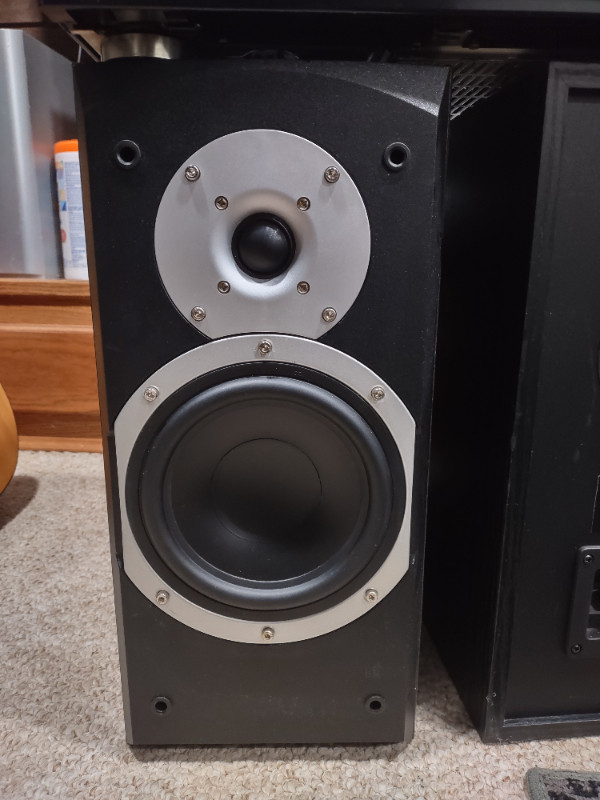2 Quest bookshelf speakers and vintage Pioneer receiver in Stereo Systems & Home Theatre in Windsor Region - Image 3