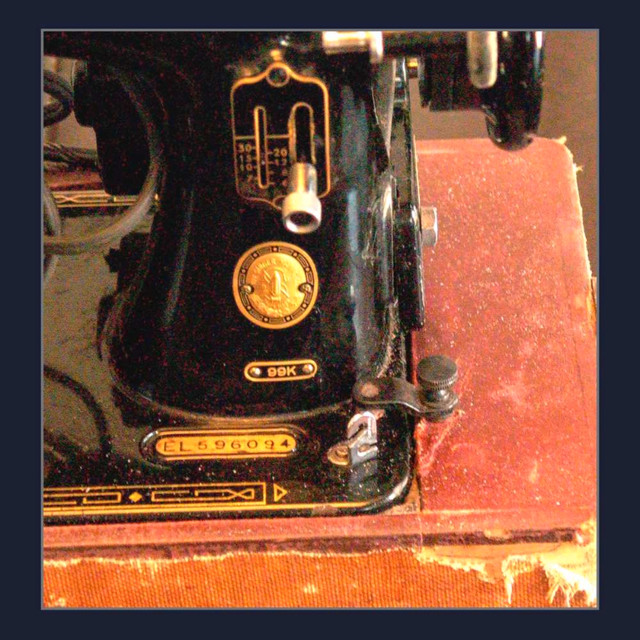 Singer Sewing Machine - Vintage in Hobbies & Crafts in Mississauga / Peel Region - Image 4