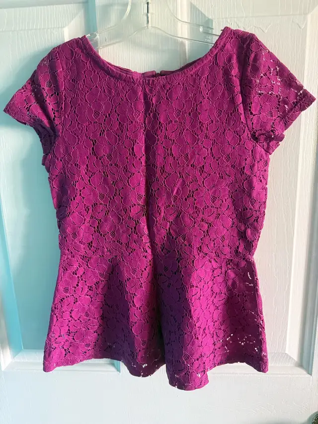 girl’s short sleeve  in Kids & Youth in Markham / York Region - Image 2