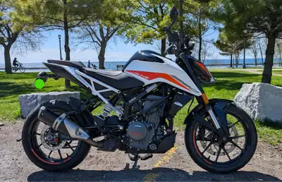 Chain and sprockets replaced with a brand new set in June 2025. Back tire replaced with a brand new...