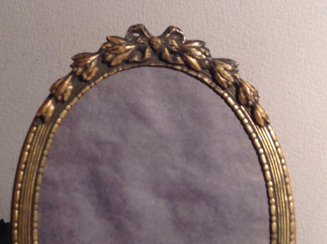 ANTIQUE VINTAGE Art Retro Oval Gold Tone Metal Photo Frame in Arts & Collectibles in Vancouver - Image 4