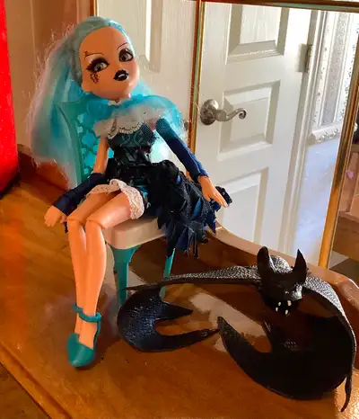 S’offre bien en cadeau. 1.- Superbe poupée Bratz Bratzillaz aux longs cheveux bleus / collection Tma...