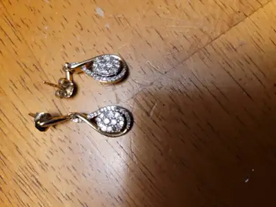 Diamond cluster on gold loopdrop 0.50ct total weight diamonds in 10k gold. Originally from People's...