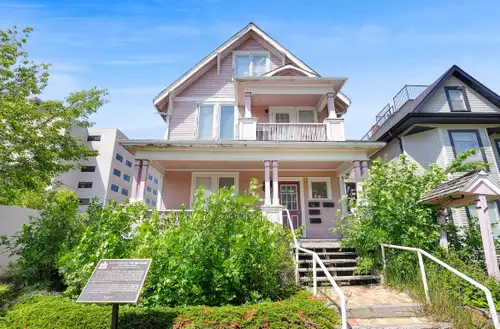 Bright and Sunny 2 bedroom main floor suite with parking just steps to Wascana Park and 3 blocks fro...