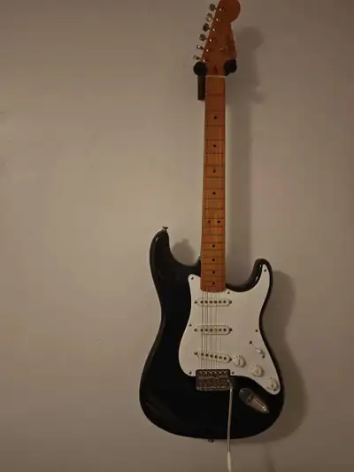 Je vends ma guitare Squier Stratocaster, un instrument idéal pour les guitaristes de tous niveaux. B...