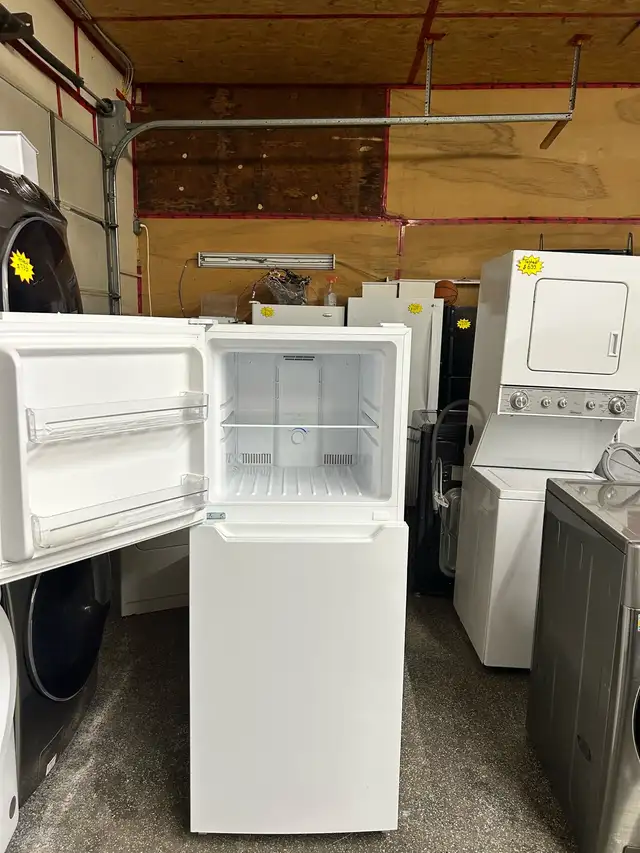 Fridge Frigidaire 24” wide apartment size -  %100 working  in Refrigerators in Kitchener / Waterloo - Image 9