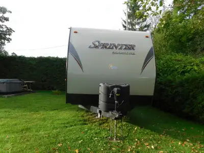 SPRINTER CAMPFIRE EDITION 2015 ACHETER NEUF EN 2016 NON FUMEUR PAS D ANIMAUX 27 PIEDS UNE EXTENSION...